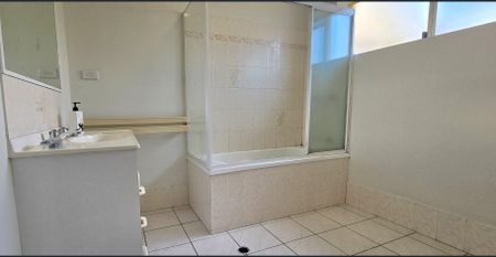 Renovated Top-Floor Apartment in the Heart of Hawthorne - Photo 5