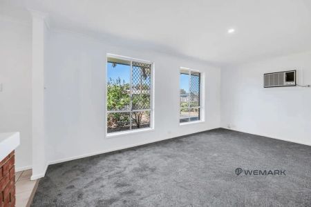 “Stylish Comfort Meets Convenience in Parafield Gardens! 🛋️💫” - Photo 5