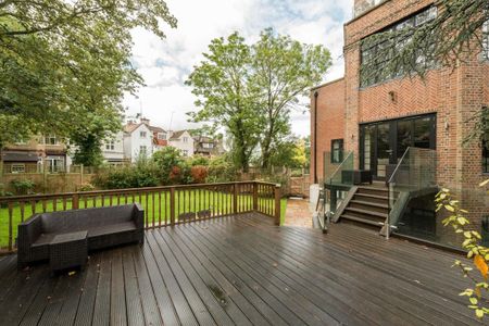 Exceptional five bedroom detached home in Hampstead Garden Suburb, London NW11 - Photo 3