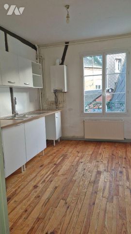 Duplex 1er et 2ème étage en plein centre de Forges Les Eaux comprenant: au 1er étage Beau séjou... - Photo 3