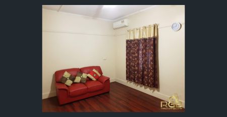 !! 3 Bedroom House in Kilburn!! - Photo 2