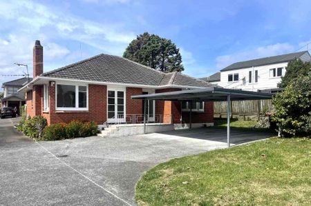 Three-bedroom family home in Mt Roskill - Photo 2