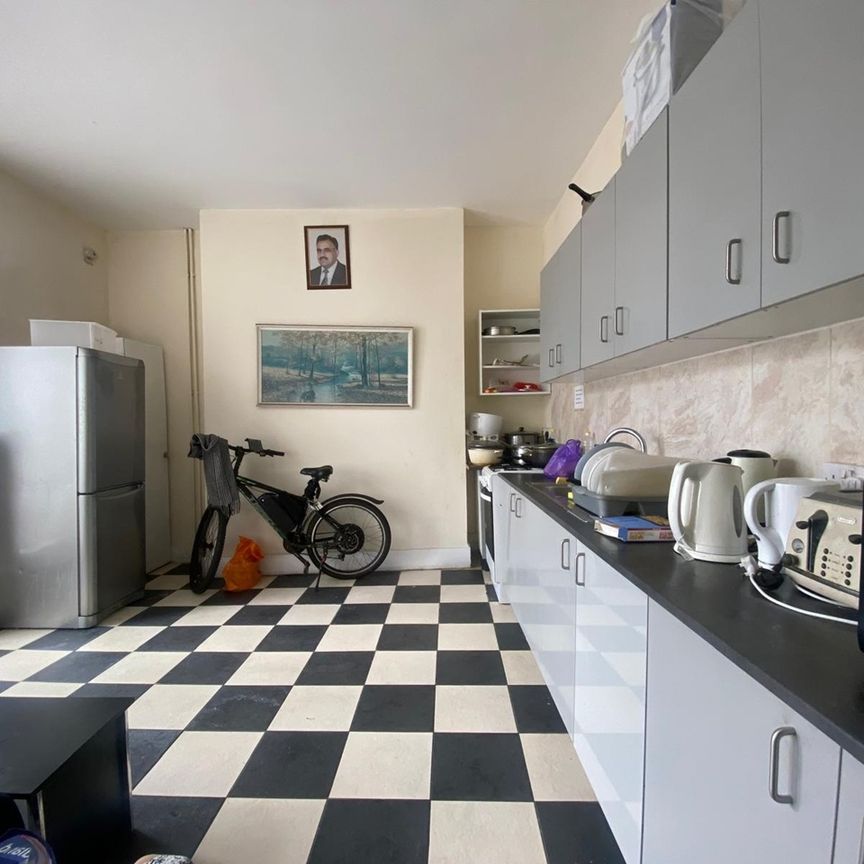 Room in a Shared Flat, Woodgrange Road, E7 - Photo 1