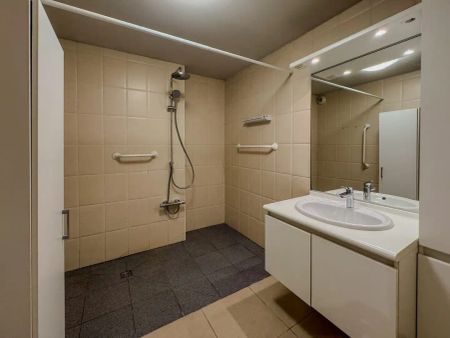 Gelijkvloers appartement met 2 slaapkamers in het centrum. - Photo 5