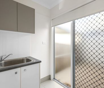 Modern Family Home, Freshly Painted & New Carpet - Photo 1