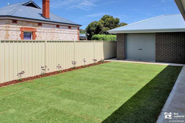 4 Bedrooms + Ensuite - Central Location! - Photo 1