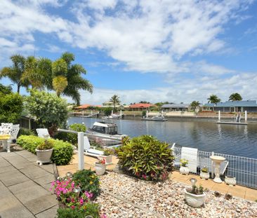 SPECTACULAR WATERFRONT CANEL DUPLEX - Photo 2