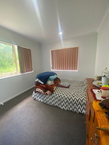 CLENDON PARK, 3 BEDROOMS - Photo 5