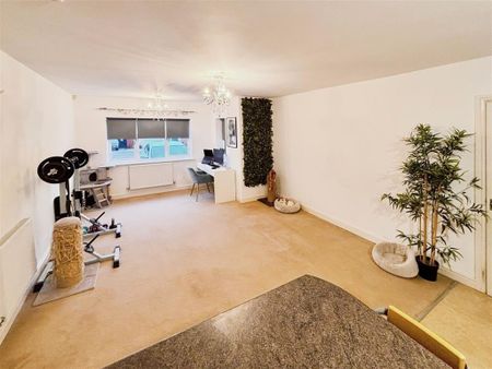 Kingswood Close, HENGOED - Photo 3