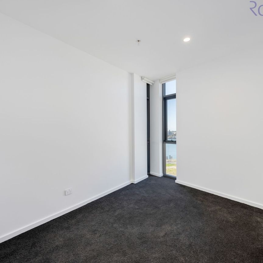 Two bedroom apartment on level 6 with stunning views over to Newcastle Harbour, Marina and city - Photo 1