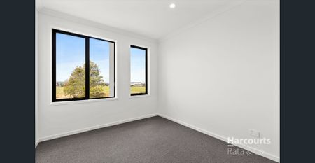 Brand New with 3 Bathrooms! - Photo 2