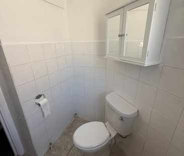 Studio Flat, Victoria Road, N18 - Photo 3