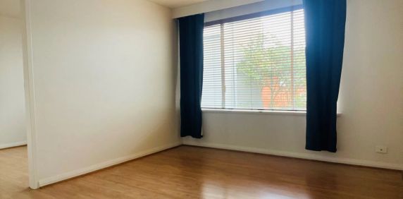 LIGHT, BREEZY AND SECURE APARTMENT - Photo 2