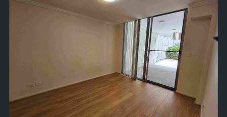 Ground floor unit with brand new floorboards - Photo 5