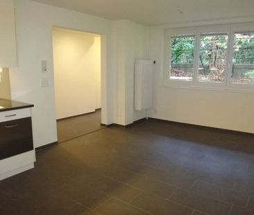Appartement rénové avec sièges dans un endroit calme - Photo 2