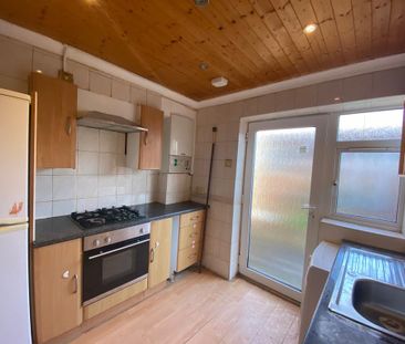 2 bedroom end of terrace house to rent - Photo 5