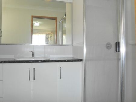 Private Family Home - Walk to Park & Shops - Photo 4