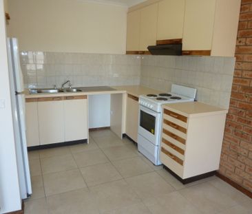 23 Rowe Place, Phillip ACT 2606 - Townhouse For Rent | Domain - Photo 2