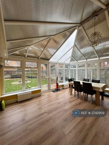 1 bedroom in a house share to rent - Photo 2