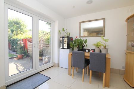 3 Bedroom Terraced House - Photo 3