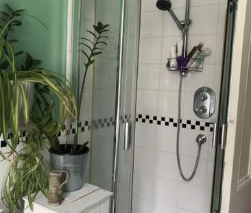 Cosy, newly painted room in Bristol home - Photo 6
