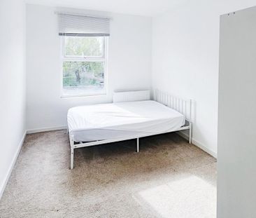 1 bedroom in a flat share to rent - Photo 4