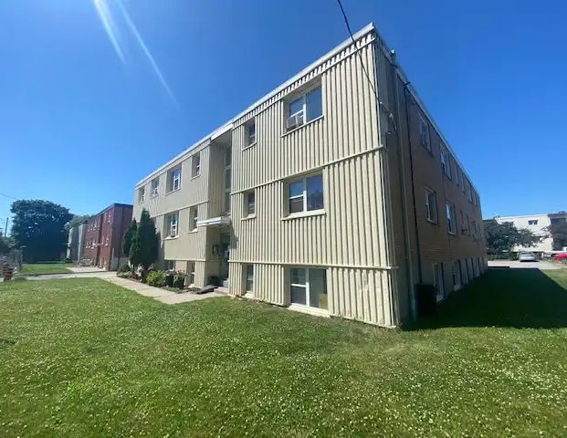 2 BDRM IN OSHAWA, BY OSHAWA SHOPPING CENTRE | 290 Montrave Avenue, Oshawa - Photo 1