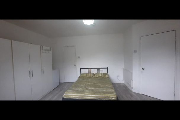 Room in a Shared House, Barclay Road, E13 - Photo 1