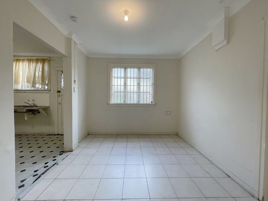 Spacious one bedroom unit in West End!!! - Photo 1