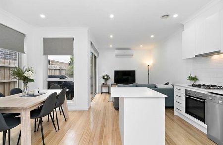 Contemporary Living with Indoor-Outdoor Balance - Photo 2