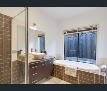 Luxury Family Living in Prestigious Mt Ridley Estate - Photo 2