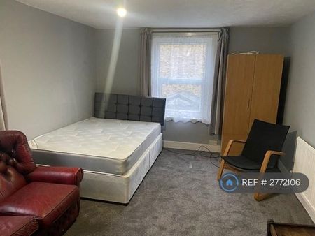 1 bedroom in a house share to rent - Photo 3