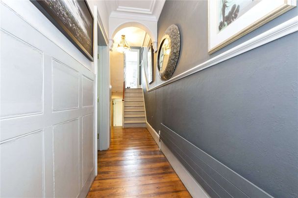 Well proportioned and beautifully presented period Barnsbury house on an attractive terrace over looking a park and with elevated westerly views over London. - Photo 1