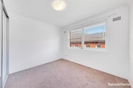 Apartment with 2 bedrooms, 1 bathroom & parking for 1 car - Photo 2