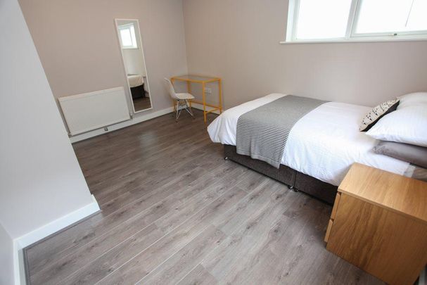 4 bedroom semi-detached house to rent - Photo 1