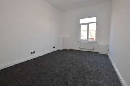 2 Bedroom FIrst Floor Flat - Photo 2