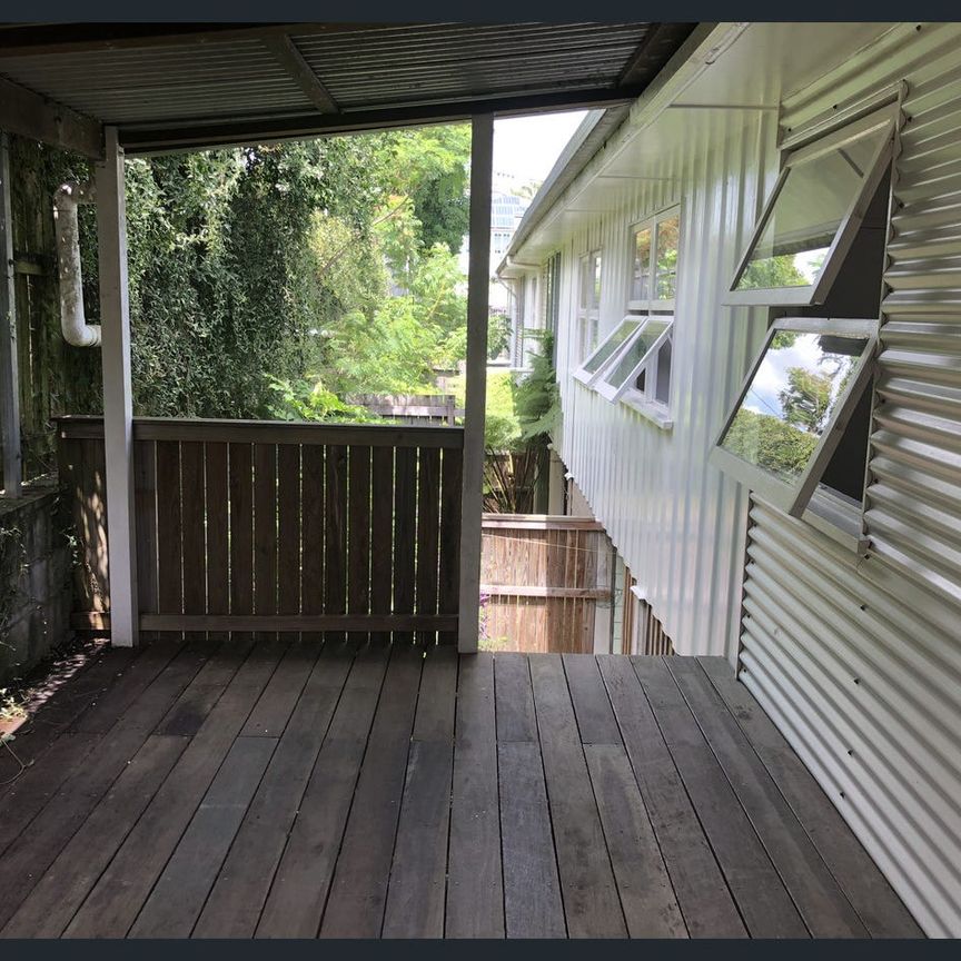 Neat & Tidy 2 Bed Unit in Annerley - Perfect for a Single or a Couple - Photo 1