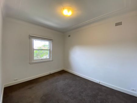 3-Bedroom Apartment in Prime Location - Moments from UNSW! - Photo 3