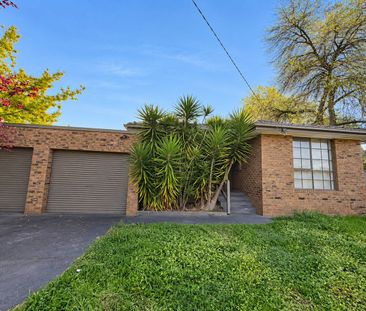 Spacious Family Home in Convenient Kew East Location - Photo 6