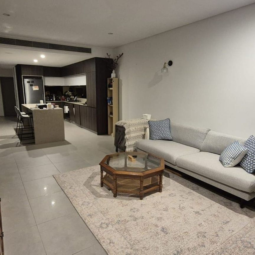 Smart Executive Living in the Heart of Lifestyle Central – Spacious, Fully Furnished Apartment - Photo 1