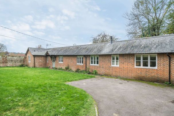 A beautifully refurbished cottage with countryside views. - Photo 1