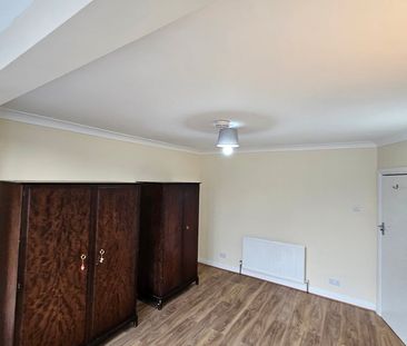 4 Bed Terraced House, Sandringham Road, IG11 - Photo 3