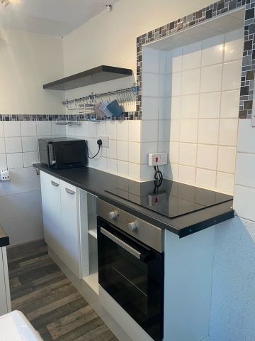 1 Bed Flat, Upper Market Street, BN3 - Photo 2