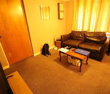 Albany Park, Colnbrook, Slough, SL3 - Photo 1