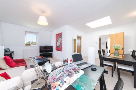 76 Claremont Road, Surbiton, Surrey, KT6 flat to rent - Photo 2