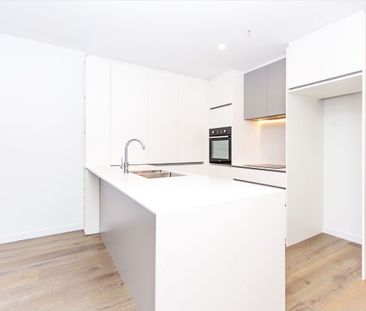 Sophisticated Style meets Effortless Convenience - Photo 2