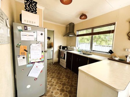 Sunny 3-Bedroom Home in the Heart of Stoke - Photo 5