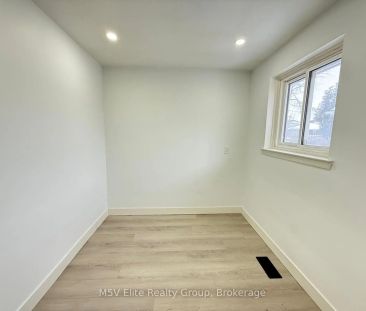 3276 Victory Crescent #Lower - Photo 2