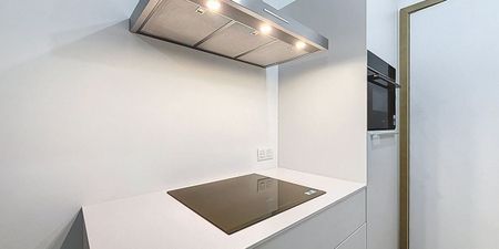 Appartement te huur in Ukkel voor € 1.700 met 1 slaapkamer - Photo 2