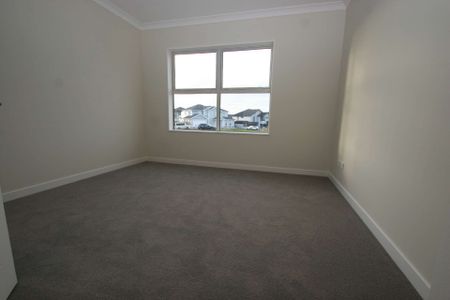 Near new 5 Bed Millwater - Photo 4